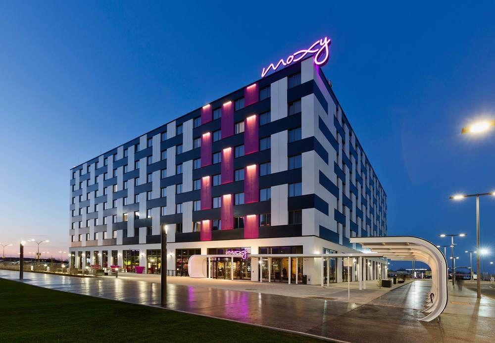 Moxy Vienna Airport Hotel Schwechat Exterior photo